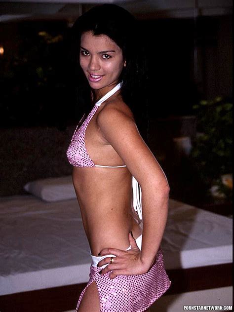 Amateur latina tag team (346.704 resultados). Markelly - Cute, Petite Latina Gets a 2 on 1 58683