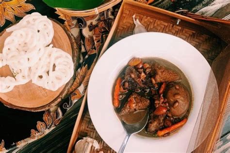 Rebus hingga empuk dan mudah dipotong dg sendok. Resep Sayur Brongkos Khas Jogja yang Melegenda, Yuk Coba Bikin!