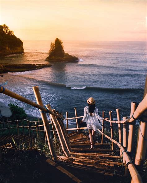 Yang menarik dari pantai ini, selain memiliki banyak batu karang besar di bibir pantai, juga terdapat tebing batu tinggi dan curug yang aliran airnya langsung mengalir ke laut, mirip dengan pantai jogan di jogja atau pantai bayu tibo di pacitan, jawa timur. Tiket Masuk Karang Para Sukabumi - Akses Dan Harga Tiket ...