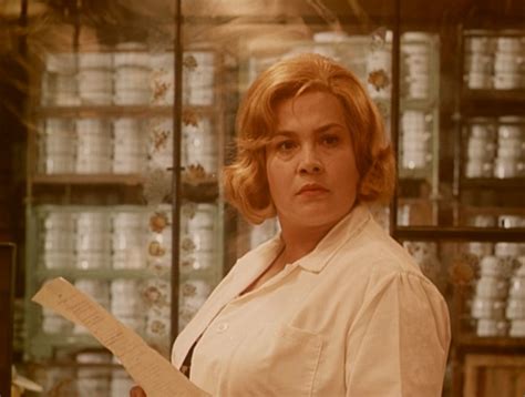 Do skladu porcelánu nastupuje nová pracovní síla, nesmělá šestnáctiletá maruška, zatímco dlouholetá vedoucí paní světla jako již mnohokrát vyhrožuje, že s tím. Filmovízia: Holky z porcelánu 1974