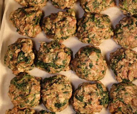 Le polpette di spinaci senza uova vengono semplicemente preparate omettendo questo ingrediente e sostituendolo con due cucchiai di olio di semi. Polpette spinaci e ricotta, un piatto alternativo e ...