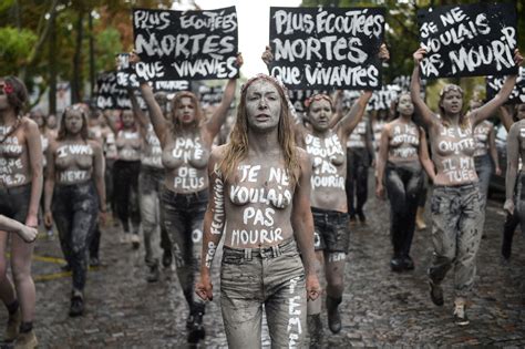 Femiziden ist eine flektierte form von femizid. Femen-Demonstration in Paris: "Ich habe ihn verlassen, er ...