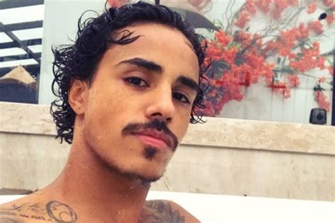 Mc pedrinho e mc livinho. Após agressão, MC Livinho se manifesta - Área VIP