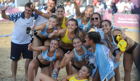 Es un papelón jugar el partido de la selección colombia y con público periodistas, desde territorio 'gaucho', han dado su opinión a pocas horas del partido entre la 'tricolor' y la 'albiceleste'. ¡La Selección de Beach Handball se quedó con el oro ...