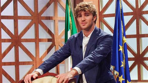 Il concorrente si è commosso fino alle lacrime per la decisione dell'amica di lasciare la casa per motivi famigliari. Paolo Ciavarro, Forum di Barbara Palombelli: "Siamo ...