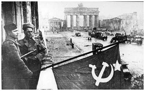 Soviet soldiers stand before berlin's historic brandenburg gate, with its newly restored quadriga statue on top. HISTORY IN IMAGES: Pictures Of War, History , WW2: When ...