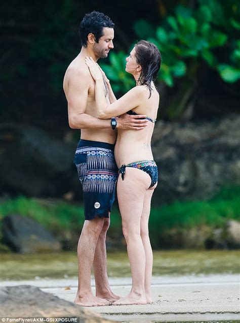 Now we know the significance. Kristen Wiig wears bikini with new boyfriend Avi Rothman ...