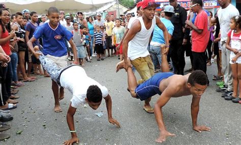 En el ecuador se le llama run rún; Juegos populares dominicanos en Fiestas Patrias de Azua ...