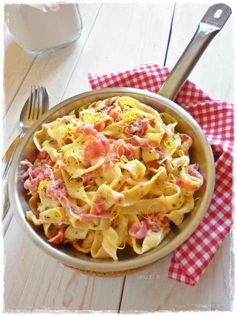 Il branzino (o spigola) è un pesce molto buono e dalla carne soda. Tagliatelle al prosciutto crudo e limone