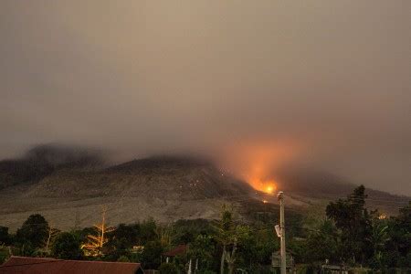 Posko bnpb akan berkoordinasi dengan pvmbg badan geologi dan memonitor terus perkembangan aktivitas gunung sinabung. FOTO: Sinabung Meletus Lagi