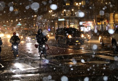 The term snow squall is relatively new at the national weather service, which started using it about a year ago. NYに約1年ぶりのスノースコール。一瞬で真っ暗に - mashup NY