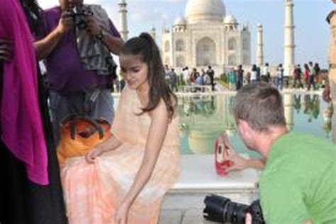 Enjoy candid pictures of highschool teen pictures and videos. Pakai Sepatu Hak Tinggi di Taj Mahal, Miss Universe ...