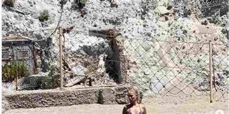 A 57 anni la bellissima attrice romana è ancora timorosa del giudizio degli altri nonostante, a giudicare dalla gallery di instagram, per lei piovano soltanto complimenti e. Nancy Brilli si rilassa a Ponza: su Instagram mostra super ...