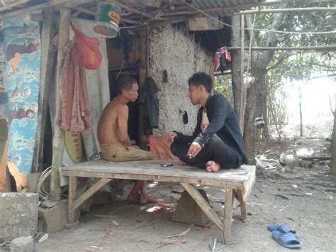 Seorang lelaki miskin bertemu dengan seorang gadis kaya dan mereka jatuh cinta antara satu sama lain. Cerita Iya, Warga Purwakarta Penghuni Gubuk Kumuh ...