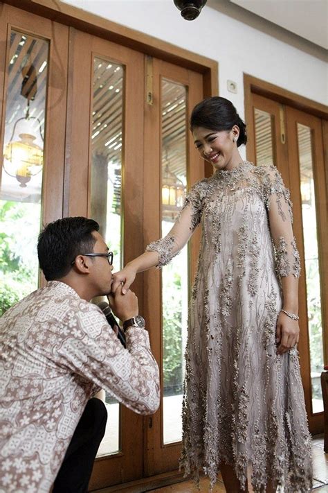 See more ideas about dress brokat, muslimah dress, kebaya dress. 30+ Model Baju Untuk Lamaran - Fashion Modern dan Terbaru ...