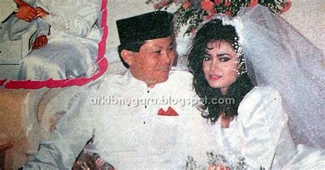 Seorang lelaki yang agak poyo berumur 16 tahun bertubuh tidak terlalu tinggi, berkulit sawo matang dan bermuka sedikit matang.seorang yang. Arkib Negara X: Perkahwinan Noreen Noor (1990)