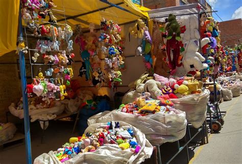 En el alto, un gran mercado toma varias avenidas de la ciudad todos los jueves y domingos. Dónde comprar peluches en la Feria 16 de Julio | El Alto Digital
