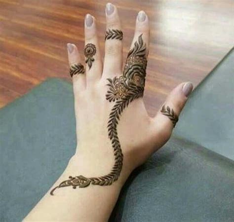 Urban arabic mehndi design this beautiful wrist band can be compiled with another urban mehndi design to give it a very. Mandhi Desgined - Pin by Suhail Ahmed on Henna design ...