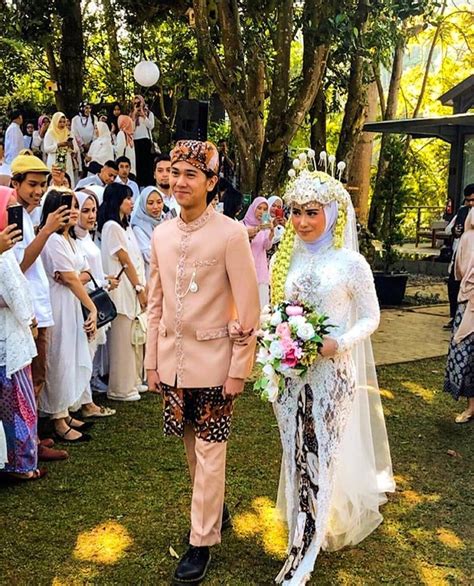 Kami menjual siger sunda yang anda butuhkan. 30+ Trend Terbaru Baju Akad Nikah Adat Sunda Hijab - JM ...