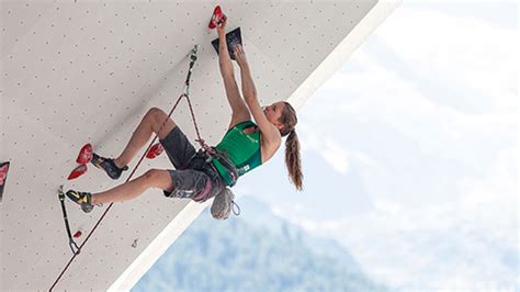 Garnbret was in a different class on the bouldering and speed walls in. Jessica Pilz löste das Finalticket in Kranj