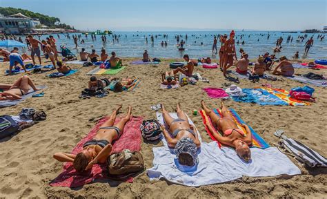 Plan your next trip here. Summer Refuses to Leave Bacvice Beach | Croatia Times