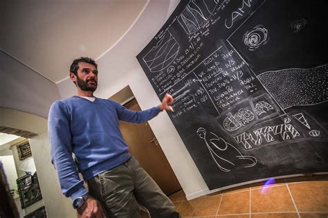 Un risveglio di terrore, oggi poco prima delle 7, ai civici 5 e 7 di via fioravanti dove un grosso incendio è divampato all'interno di un appartamento diffondendosi in altri locali (la video intervista al testimone). Gli abiti del Papa dall'atelier di Città Alta - Corriere.it