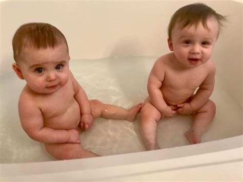 When to orchestrate your baby's first bath is a matter of some debate. Twin baby boys bath | Twin babies pictures, Twin baby boys ...