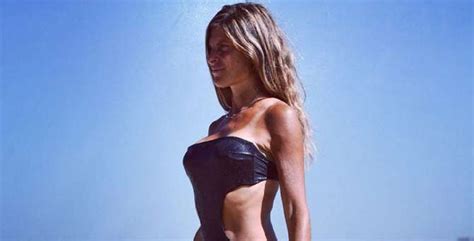 Ma se la bilancia dice che abbiamo esagerato con pandori e panettoni, dobbiamo per forza metterci a stecchetto e passare alle fredde insalatine? Laura Ravetto "Ho rifatto il seno"/ "Da una prima ad una ...