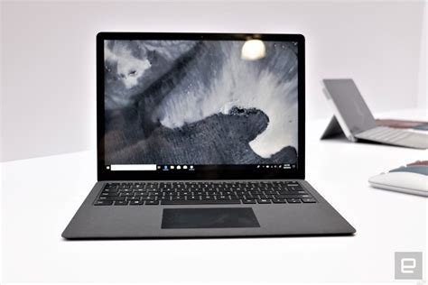 Equipped with a 13.5 inch 2256 x 1504 gorilla glass 3 touch screen, brings your photos and videos to life. Surface Laptop 2 主站动手玩：速度的小升级
