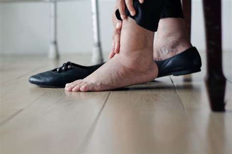 I was at the mall and this older lady with a nice body was showing the hottest ninja foot ive ever seen. How To Treat Swollen Ankles: 7 Best Treatment Options