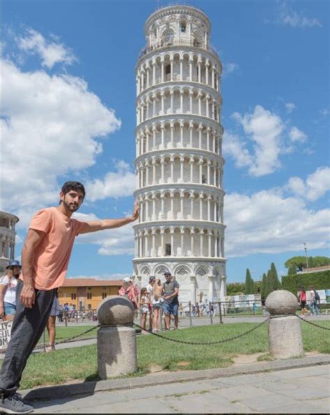 Torre pendente di pisa) هو برج جرس كاتدرائية مدينة بيزا الإيطالية، كان من المفترض أن يكون البرج عموديا ولكنه بدأ بالميلان بعد البدء ببنائه في أغسطس 1173م بمُدّةٍ وجيزة. حمدان بن راشد "يسند" برج بيزا بإيطاليا