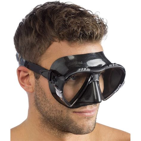 The best scuba mask will give you a great field of vision, won't leak and will be comfortable to wear underwater for the entire duration of your dives. Cressi Matrix Diving Mask Black | Sporteque