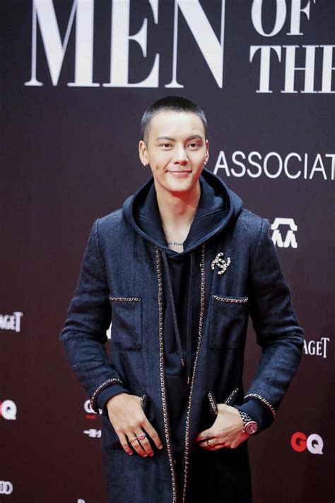 陳偉霆新髮型亮相活動，搭羊毛鏈條外套，寸頭造型太酷了 - 壹讀
