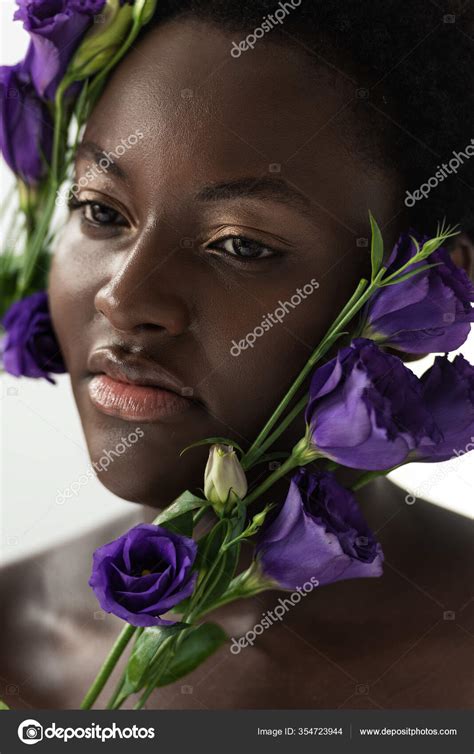 Découvrez également plus de 11 millions de vidéo et clips vidéo de grande qualité dans chaque catégorie. Belle Femme Africaine Américaine Nue Avec Des Fleurs Eustomes Violettes — Photographie ...