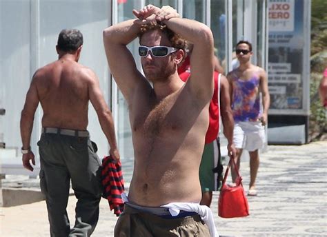 A chef argentina, que já vive no país há 21 anos, afirmou que deu entrada na documentação para se naturalizar no brasil. Sem camiseta, ex-Cabeção anda de skate no Rio de Janeiro ...