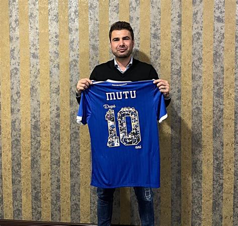 Adrian mutu on the fc arges youth team and only 16 years old! Adrian Mutu a semnat cu FC U Craiova! Ce contract a primit ...