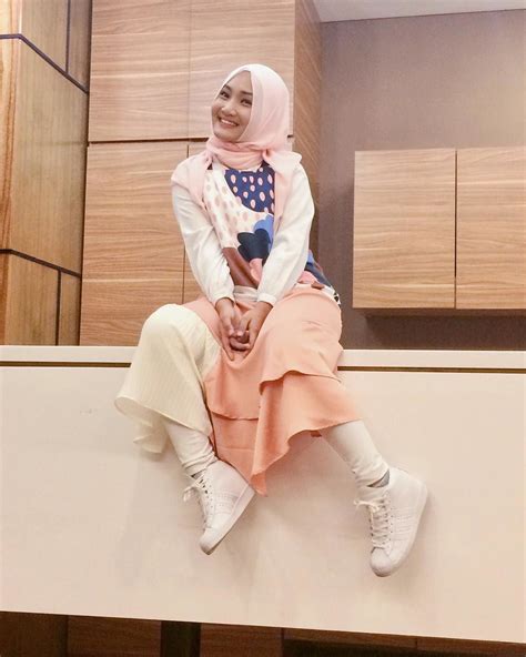 Daftar binomo sekarang dan dapatkan free 1000 $ untuk demo akunmu: Foto Cewek2 Cantik Lucu Berhijab Untuk Quotes - Bingung ...