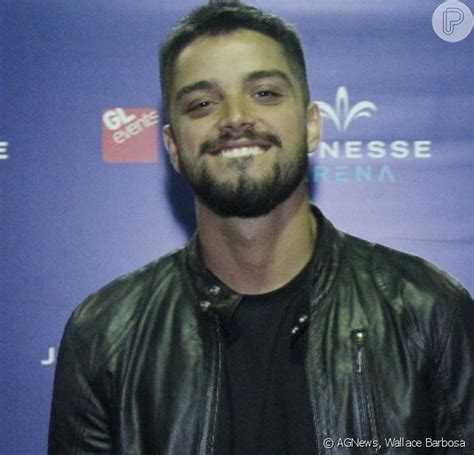 Simas was born in rio de janeiro , the son of capoeirista beto simas and brother of the actors bruno gissoni and. Rodrigo Simas, com novo visual, Bruno Gissoni e Yanna ...