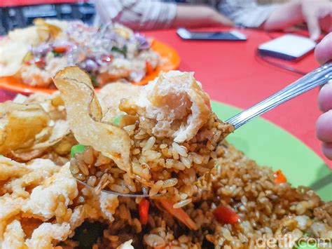½ kg daging ayam ½ sdt kunyit bubuk ½ sdt garam bumbunya : Mencicipi Nasi Goreng Bistik Ayam Racikan Kang Ajie - Halaman 2