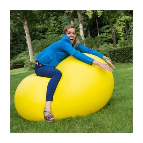 Shop our great selection of party supplies & gifts & save. Woman With The Biggest Balloon In The World +18 Picç ...