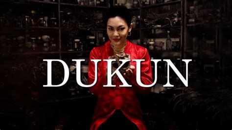 A failing boxer uncovers a family secret that leads him to a mystical tournament called mortal kombat where he meets a group of warriors who fight to the death in order to save the realms from the evil sorcerer shang tsung. Nonton Film Dukun (2018) | Nontonfilm168 - Nonton Film ...