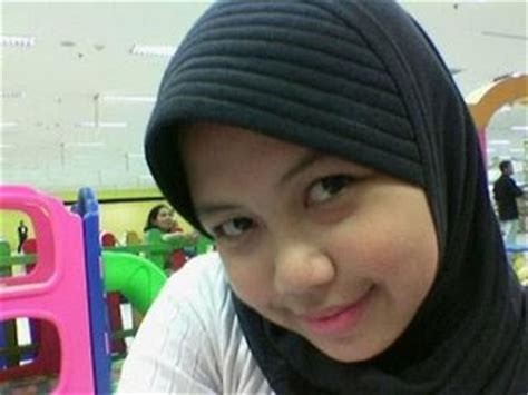 Dewi jembut lebat hijaber masturbasi. Kerudung Manis: Cute Teen with Hijab (Gadis Manis Jilbab)