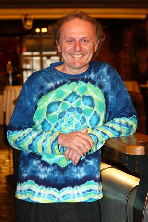 Dovoluji si sdílet toto video se kterým plně souhlasím. Jaroslav Dušek exotiku nevyhledává. Stačí mu koupání v ...