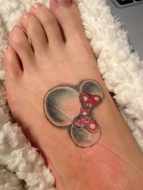 Minnie mouse tattoos are very popular among teenagers. Minnie Mouse Tattoo maybe with Cari name in it | Mickey ...