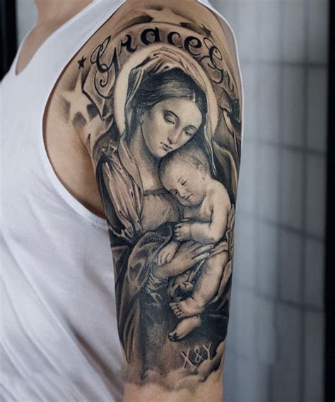 Mẫu tattoo hình chữ mom ý nghĩa trên cánh tay con gái nhỏ. Hình Xăm Mẹ Bồng Con Đẹp ️ Tattoo Mẹ Ôm Con Ý Nghĩa
