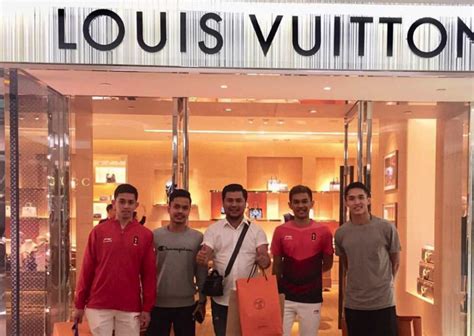Dalam memilih smartphone terbaik, beberapa spesifiasi perlu diambil kira. Harga Louis Vuitton Di Malaysia | The Art of Mike Mignola