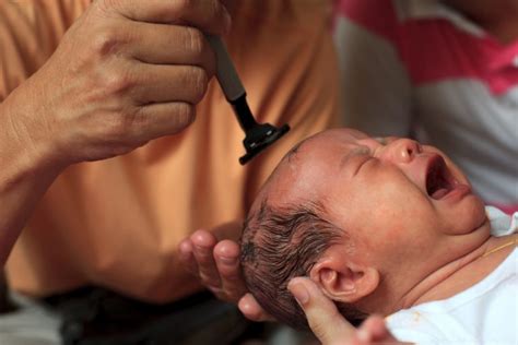 Hukum mencukur rambut bayi yang baru lahir sangat diatur dalam agama islam. 7 Perkara Tentang Aqiqah, Terutama Buat Yang Bakal Sambut Bayi