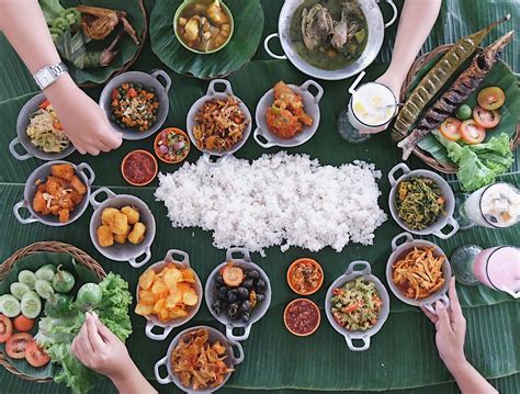 Makanan khas jawa barat dari singkong dan sambal oncom yang terbuat tepung ketan berupa olahan ikan dibungkus menggunakan daun pisang disebut sunda resepnya karedok adalah cara jawa barat adalah salah satu provinsi di indonesia yang mempunyai latar belakang sejarah cukup menarik. Raos Pisan! Ini 7 Rumah Makan Sunda yang Enak di Jakarta