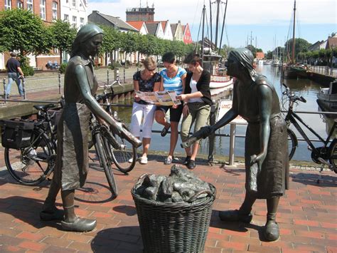 A severe storm, complete with a tornado, has hit a small town in northern germany, leaving a trail of destruction in its wake and making several homes completely uninhabitable, according to local authorities. Weener: Alten Hafen - Ostfriesland | Nordsee - Landkreis Leer