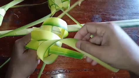 Bagaimanakah tips cara membuat ketupat yang lembut dan tidak mudah basi. Cara membuat ketupat sederhana - YouTube